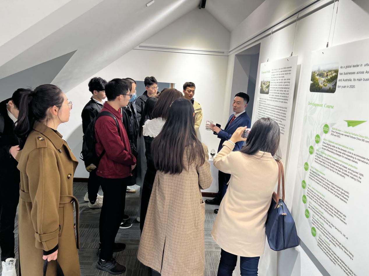 劉春陽外事總監為北外國商同學們講解