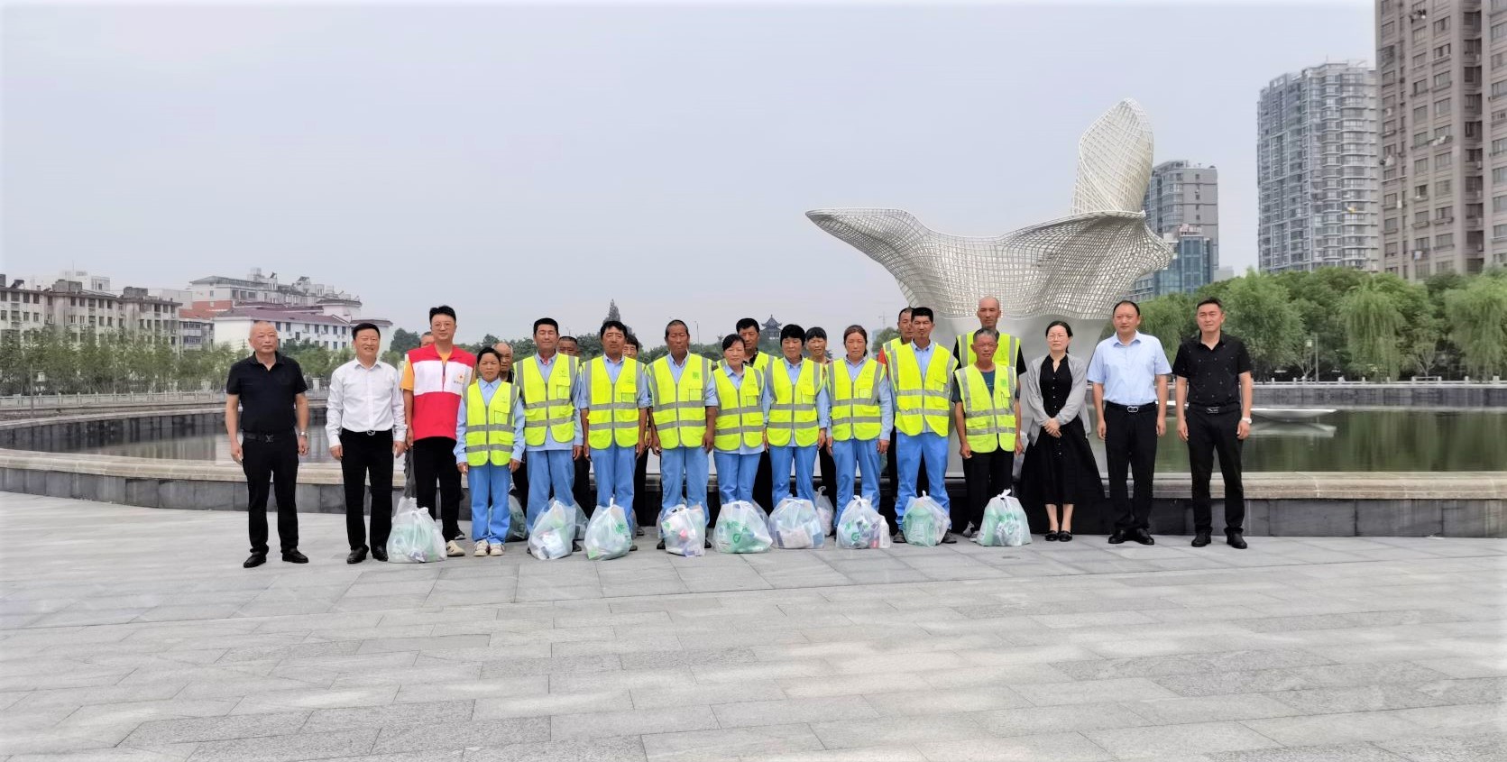 2.如東縣紅十字會、城管局慰問天恒環(huán)衛(wèi)工人