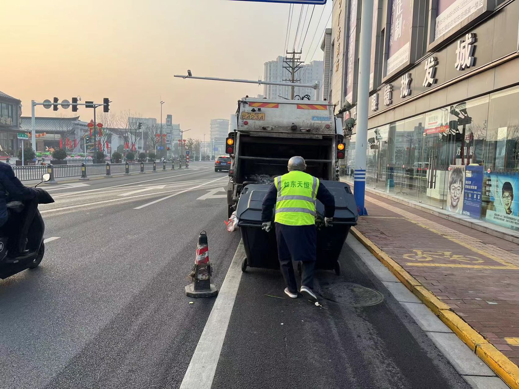 堅(jiān)守一線(xiàn) 守護(hù)“春潔”3-s