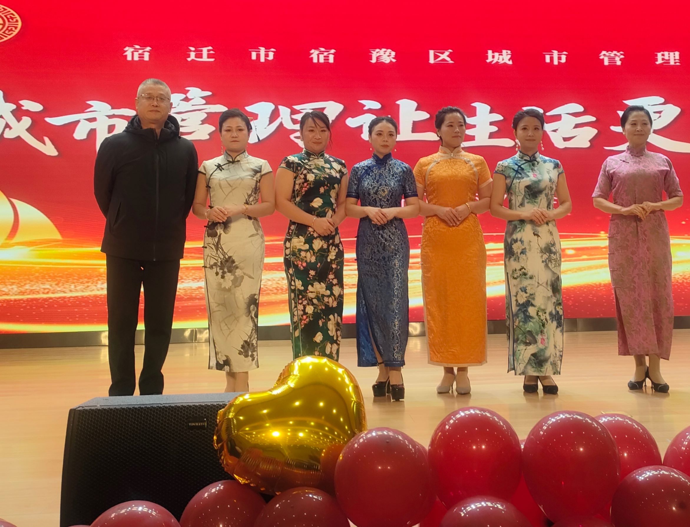 宿遷楹環總經理施鵬程與參演職工合影-s