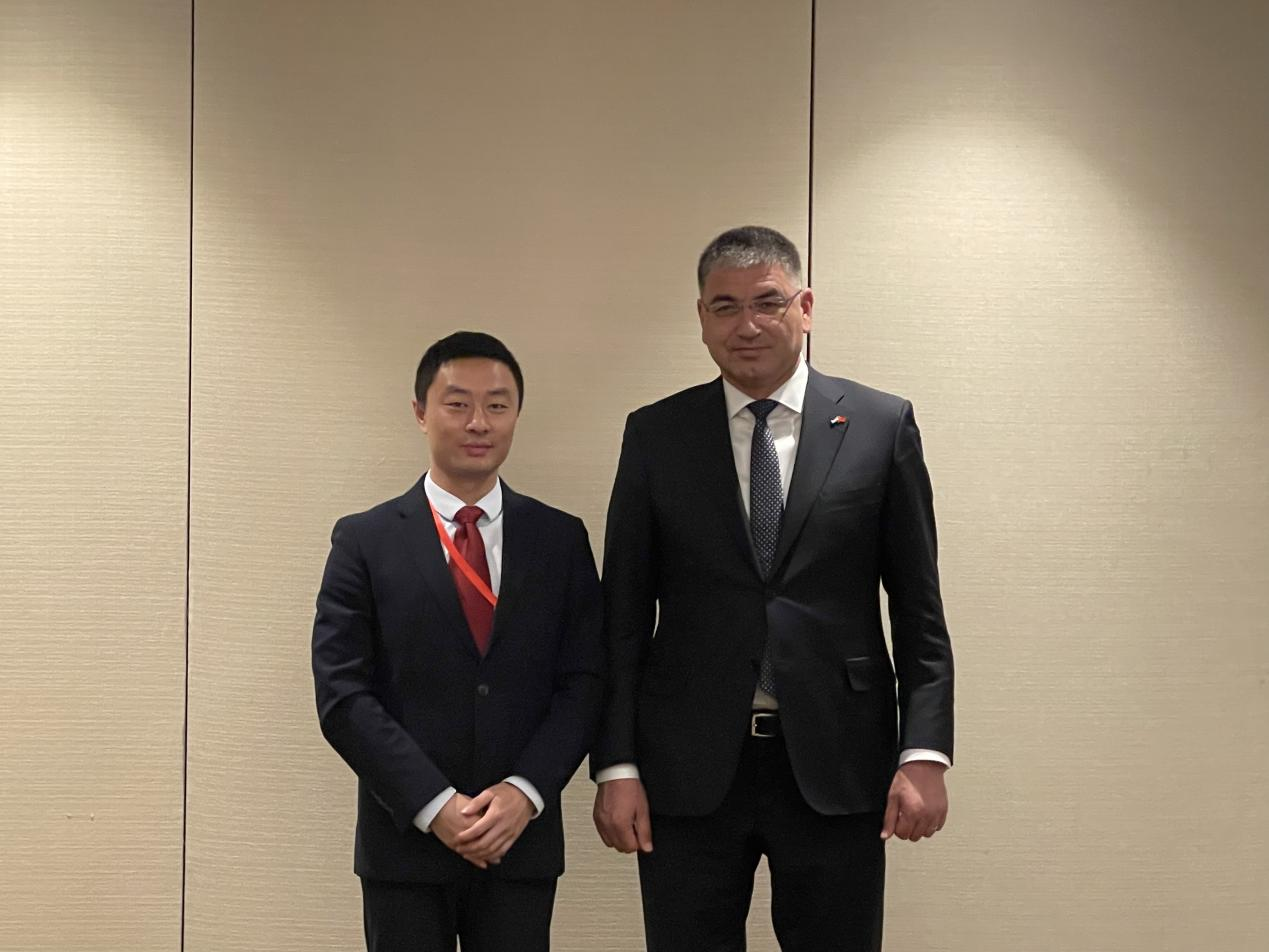 劉春陽(yáng)外事總監(jiān)(左)與阿茲扎諾維奇州長(zhǎng)(右)