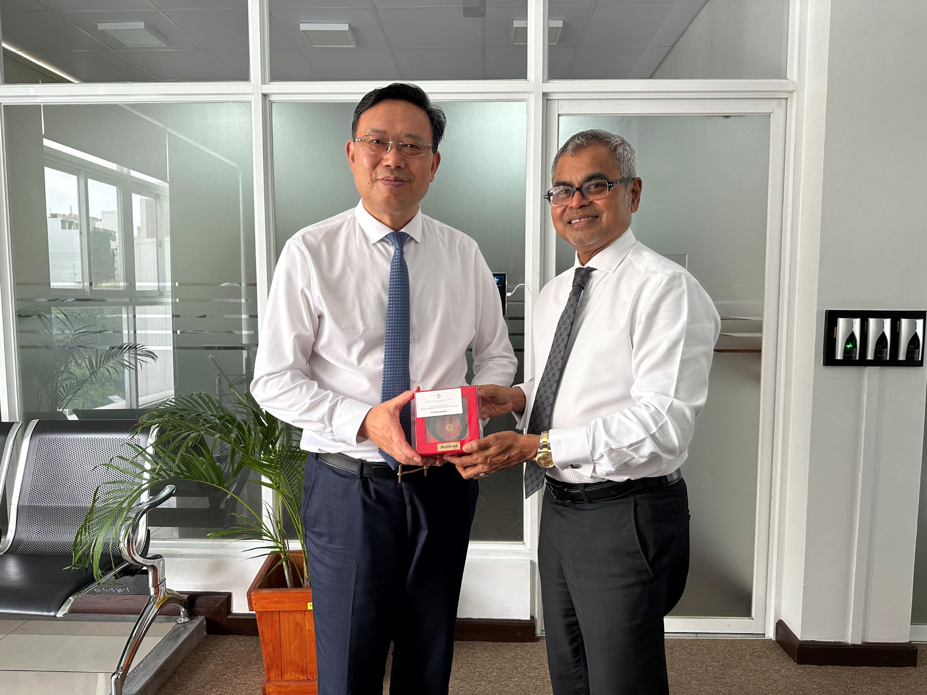 總裁曹德標（左）與環境部長易卜拉欣（右）-s